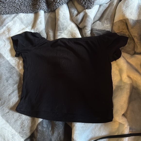 small SO off the shoulder crop top - Picture 2 of 3